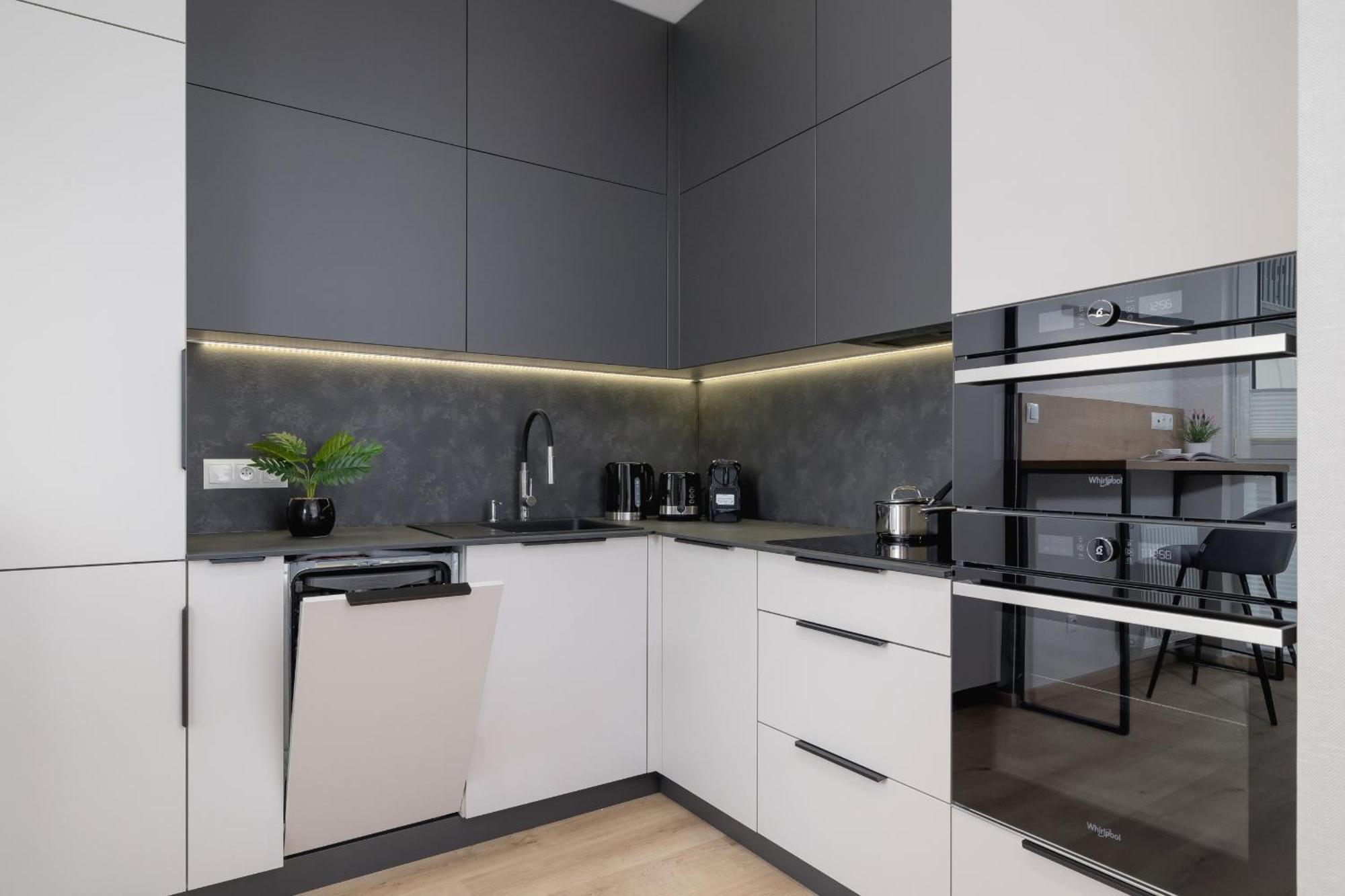 Bright Apartment In Krakow With Garden, Air Conditioning, Parking And Desk By Renters Prestige Exterior photo