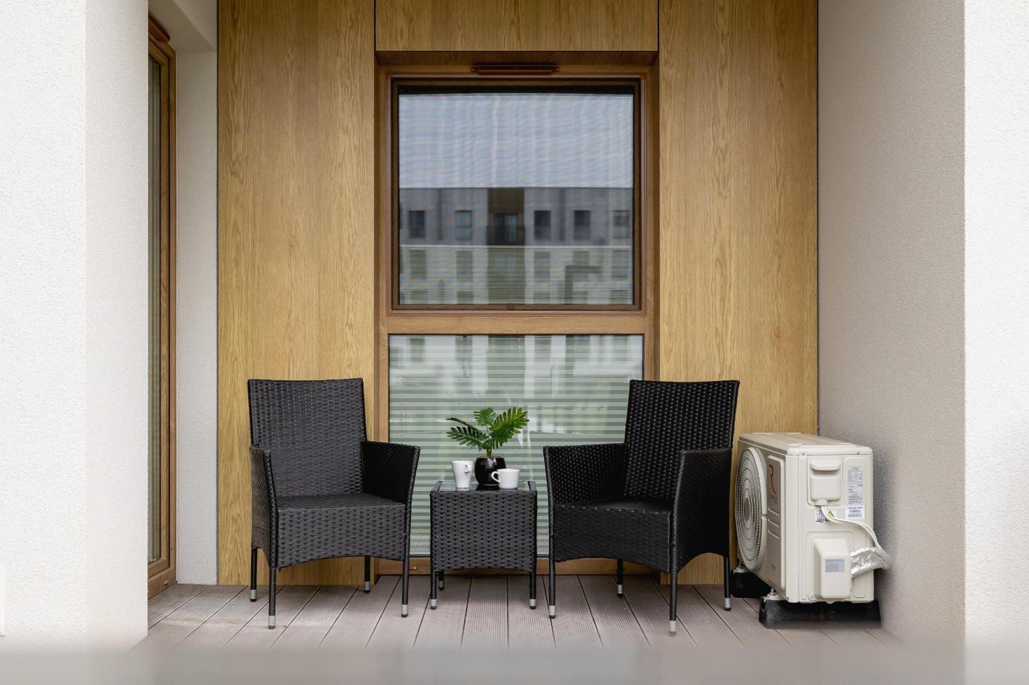 Bright Apartment In Krakow With Garden, Air Conditioning, Parking And Desk By Renters Prestige Exterior photo