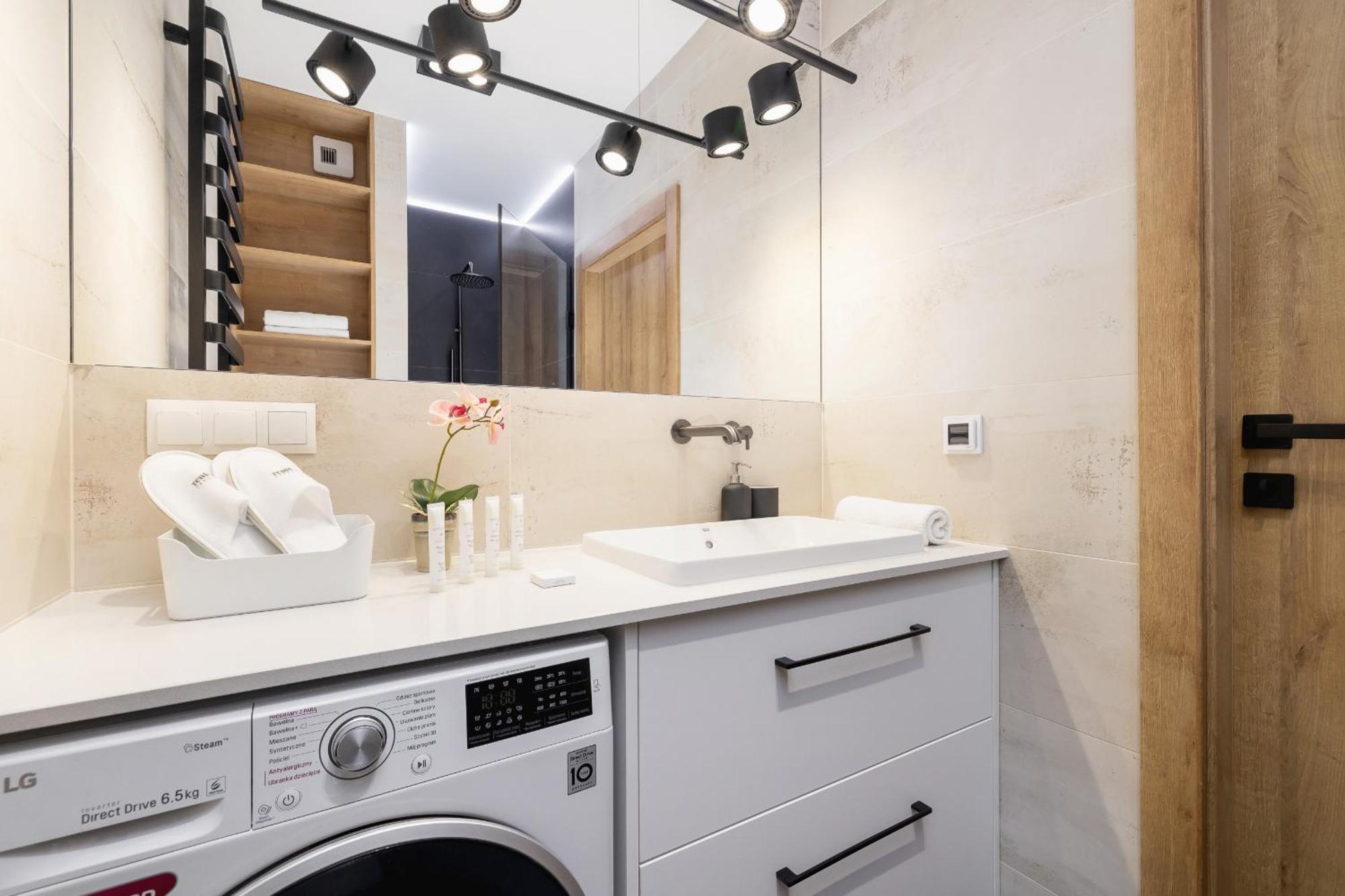 Bright Apartment In Krakow With Garden, Air Conditioning, Parking And Desk By Renters Prestige Exterior photo