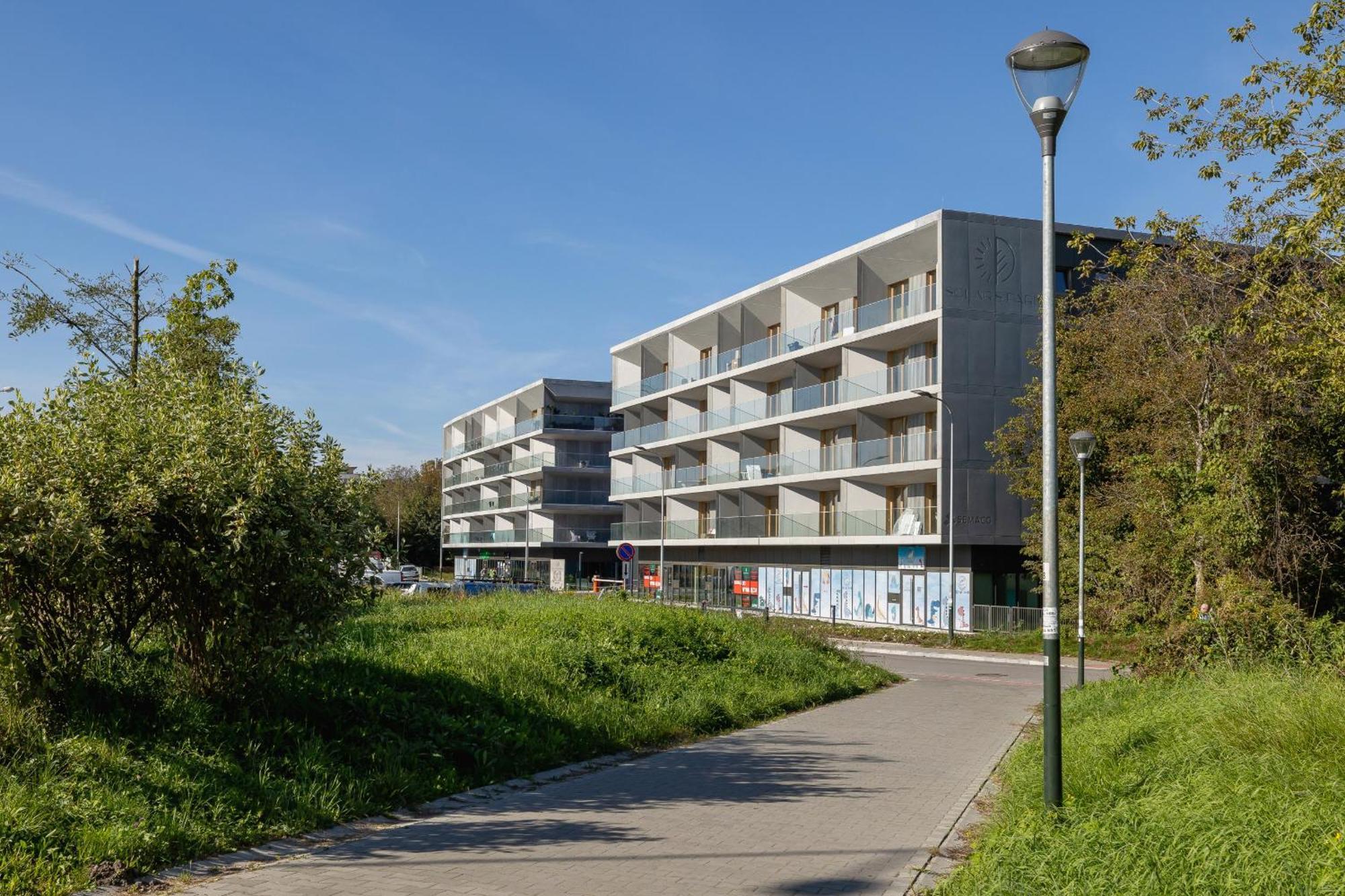 Bright Apartment In Krakow With Garden, Air Conditioning, Parking And Desk By Renters Prestige Exterior photo